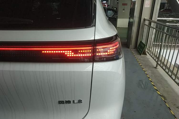 Used Dongfeng Aeolus L8 2025 Model 185KM Dream Edition Right Rear Taillight