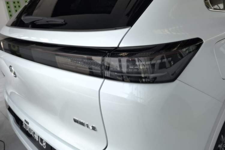 Used Dongfeng Aeolus L8 2025 Model 185KM Dream Edition Right Rear Taillight