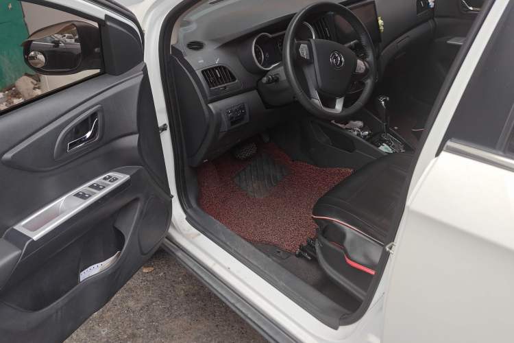 Used Dongfeng Aeolus AX3 2016 1.5L Automatic ZhiKu Model Interior 2
