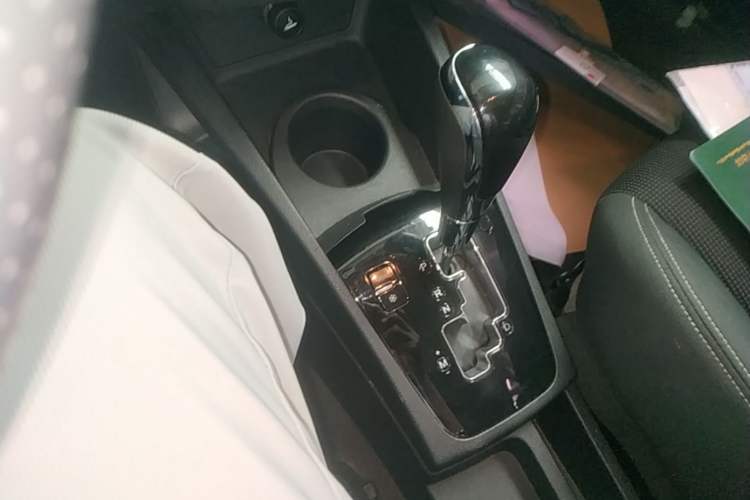 Used Dongfeng Aeolus AX3 2016 1.5L Automatic Zunku Model Gear Lever