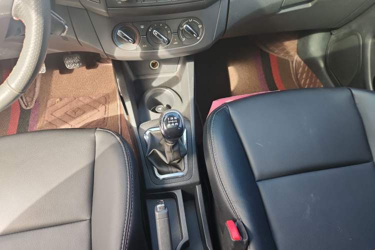 Used Dongfeng Aeolus AX3 2016 1.5L Manual ZhiKu Model Gear Lever