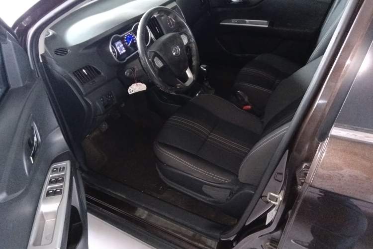 Used Dongfeng Aeolus AX3 2016 1.5L Manual ZhiKu Model Interior 2