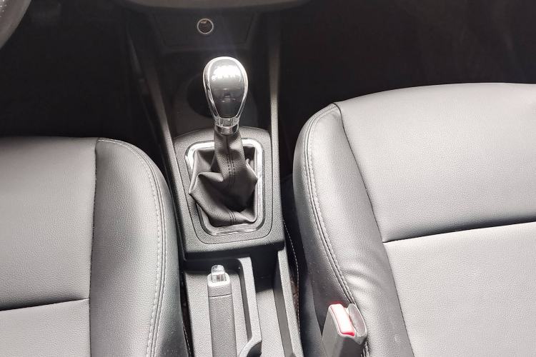 Used Dongfeng Aeolus AX3 2016 1.5L Manual ZhiKu Model Interior 4