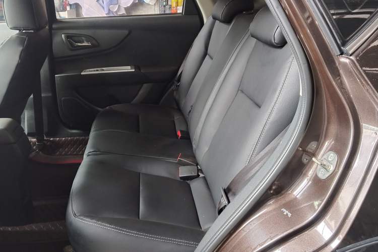 Used Dongfeng Aeolus AX3 2016 1.5L Manual ZhiKu Model Interior 7