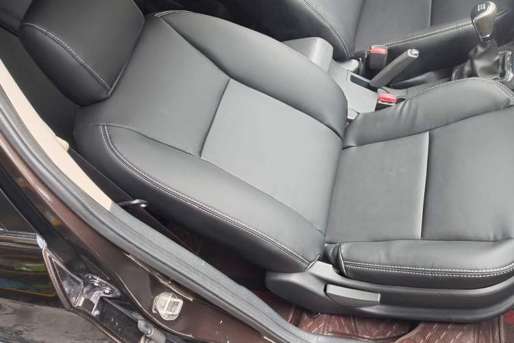 Used Dongfeng Aeolus AX3 2016 1.5L Manual ZhiKu Model Interior 9