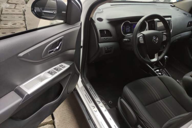 Used Dongfeng Aeolus AX3 2016 1.5L Automatic Zunku Model Interior 2