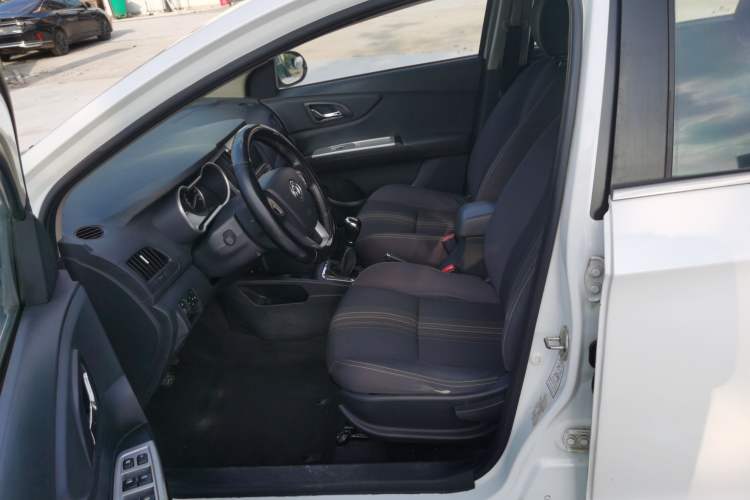 Used Dongfeng Aeolus AX3 2016 1.5L Manual ZhiKu Model Interior 2