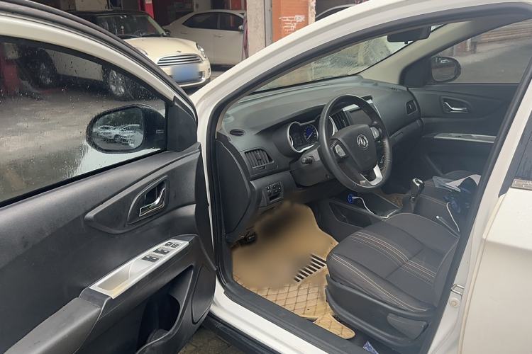 Used Dongfeng Aeolus AX3 2016 1.5L Manual ZhiKu Model Interior 2