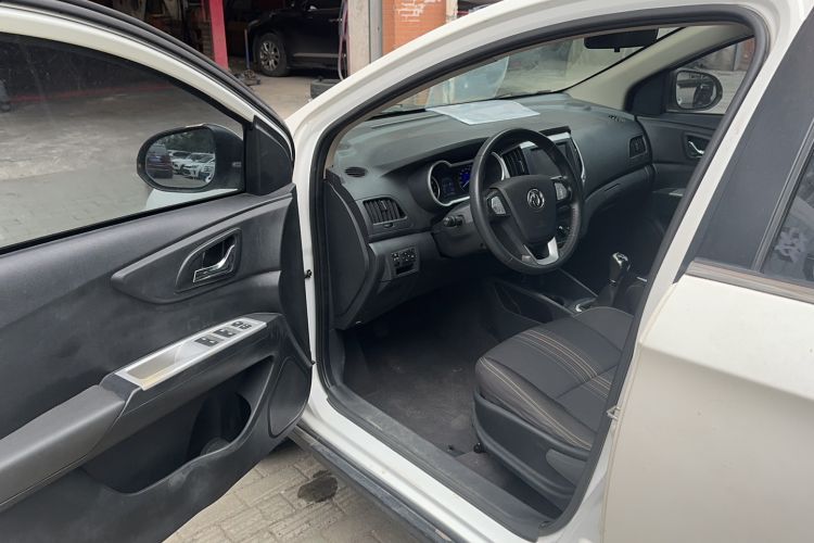 Used Dongfeng Aeolus AX3 2016 1.5L Manual ZhiKu Model Interior 2