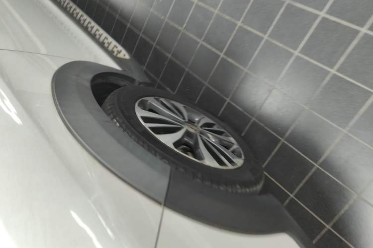 Used Dongfeng Aeolus AX3 2016 1.5L Automatic ZhiKu Model Left Front Wheel Hub