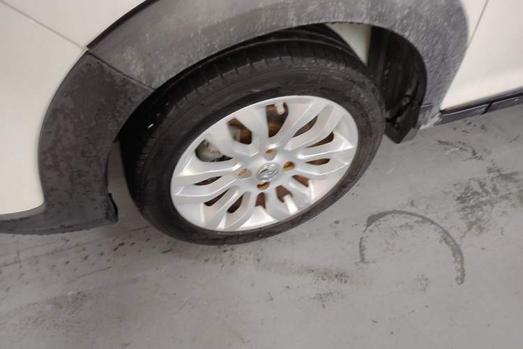 Used Dongfeng Aeolus AX3 2016 1.5L Automatic Shangkue Model Left Front Wheel Hub