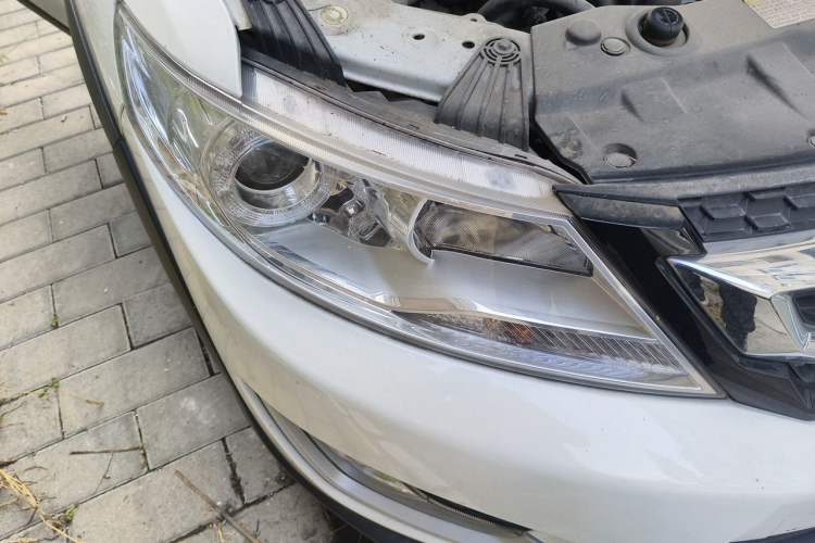 Used Dongfeng Aeolus AX3 2016 1.5L Automatic ZhiKu Model Right Front Headlight
