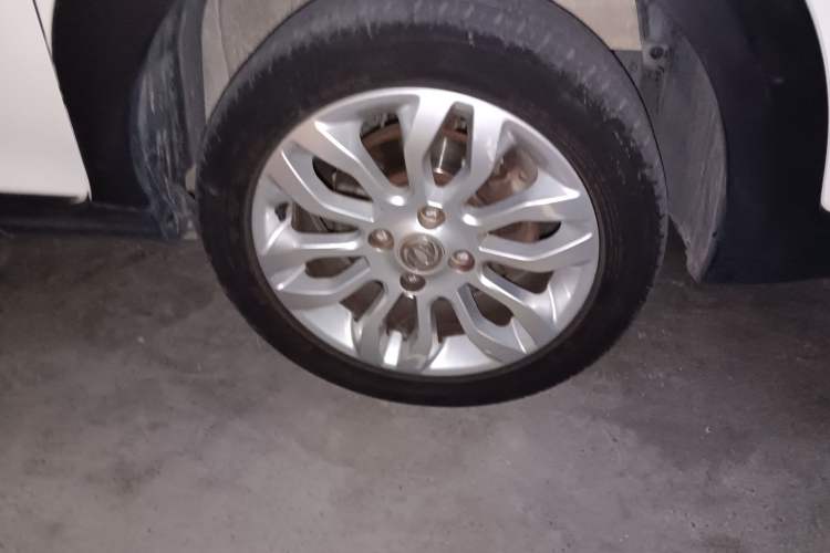 Used Dongfeng Aeolus AX3 2016 1.5L Automatic Shangkue Model Right Front Wheel Hub