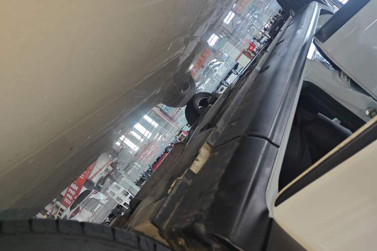 Used Dongfeng Aeolus AX3 2016 1.5L Automatic Zunku Model Right Side Sill