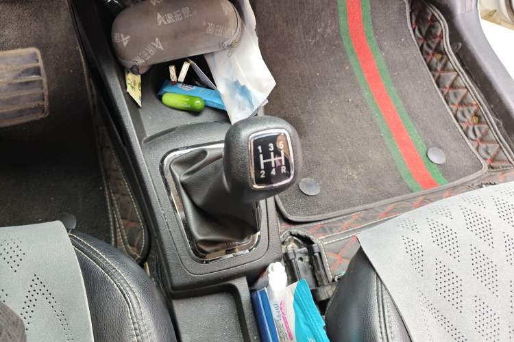 Used Dongfeng Aeolus AX3 2017 Leading Edition 1.5L Manual Shangkui Model Gear Lever