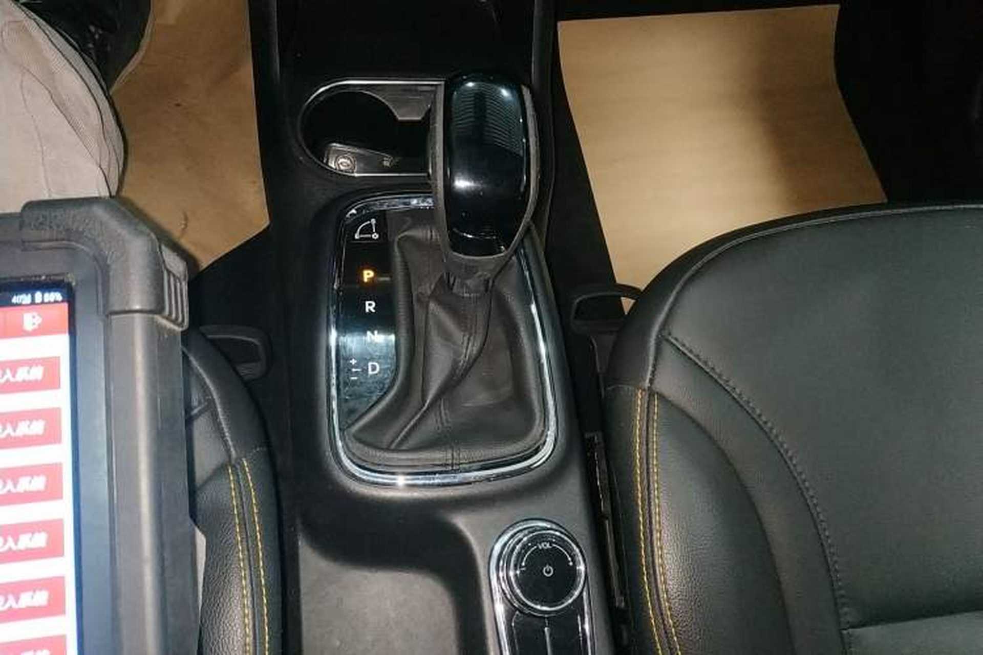 Used Dongfeng Aeolus AX4 2017 1.4T DCT Trendy Edition Gear Lever