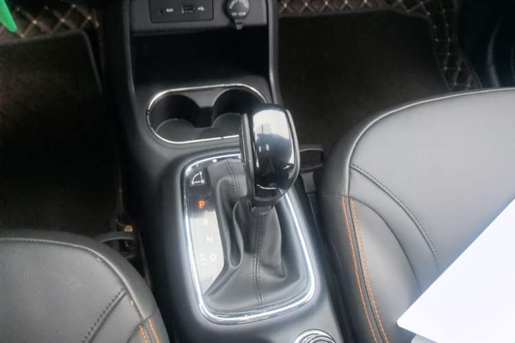 Used Dongfeng Aeolus AX4 2017 1.6L DCT Trendy Style Gear Lever