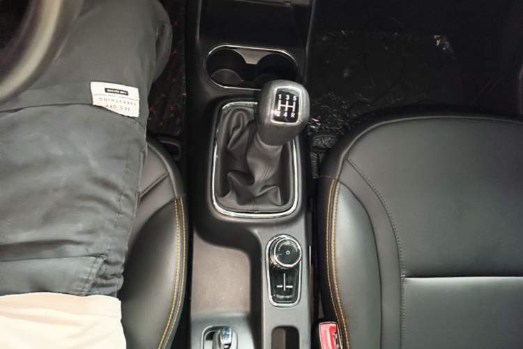 Used Dongfeng Aeolus AX4 2017 1.6L Manual ChaoShang Model Gear Lever