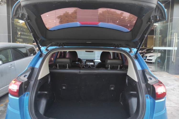 Used Dongfeng Aeolus AX4 2017 1.6L DCT Trendy Style Trunk