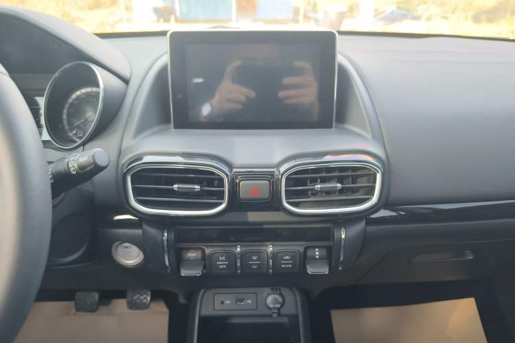 Used Dongfeng Aeolus AX4 2017 1.6L Manual Chao Yue Model Audio And AC Panel
