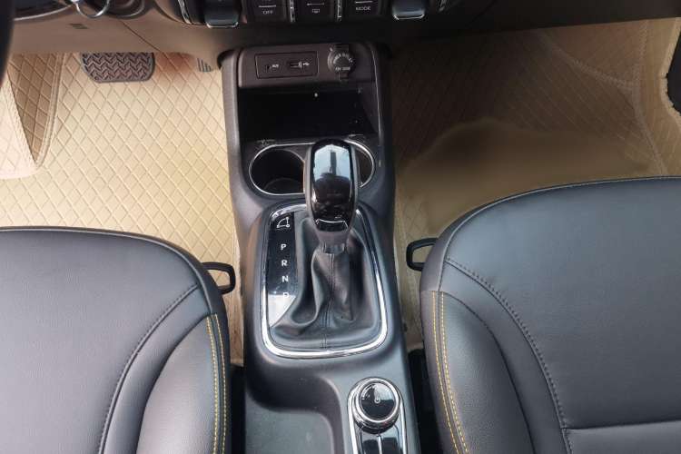 Used Dongfeng Aeolus AX4 2017 1.4T DCT Trendy & Stylish Model Interior 4