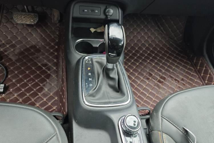 Used Dongfeng Aeolus AX4 2017 1.6L DCT Trendy Style Gear Lever
