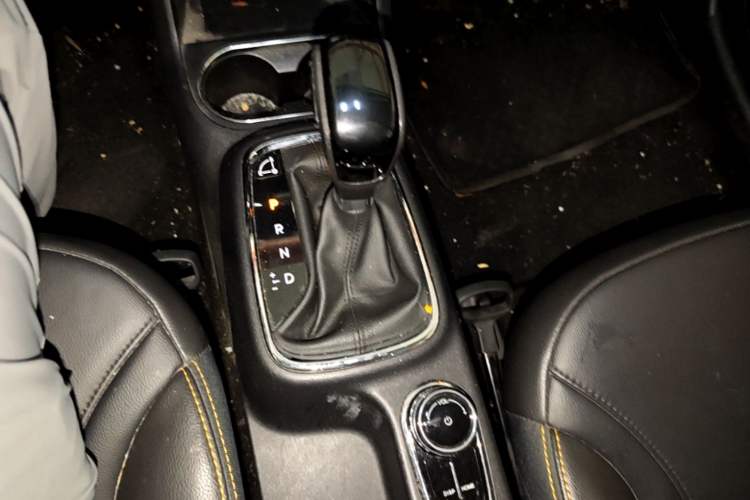 Used Dongfeng Aeolus AX4 2017 1.6L DCT Trendy Style Gear Lever