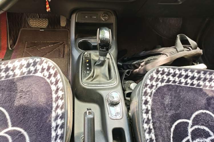 Used Dongfeng Aeolus AX4 2017 1.6L DCT Trendy Style Gear Lever