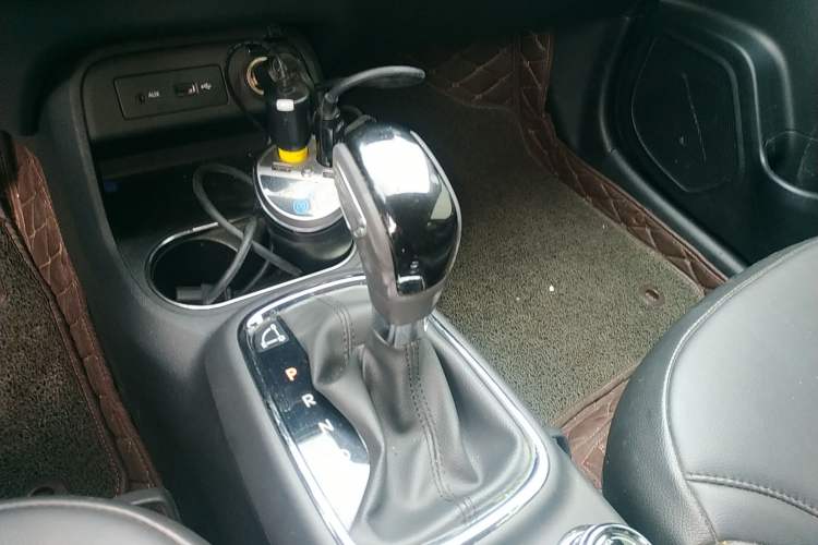 Used Dongfeng Aeolus AX4 2017 1.6L DCT Trendy Style Gear Lever