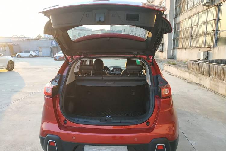 Used Dongfeng Aeolus AX4 2017 1.6L DCT Trendy Style Trunk