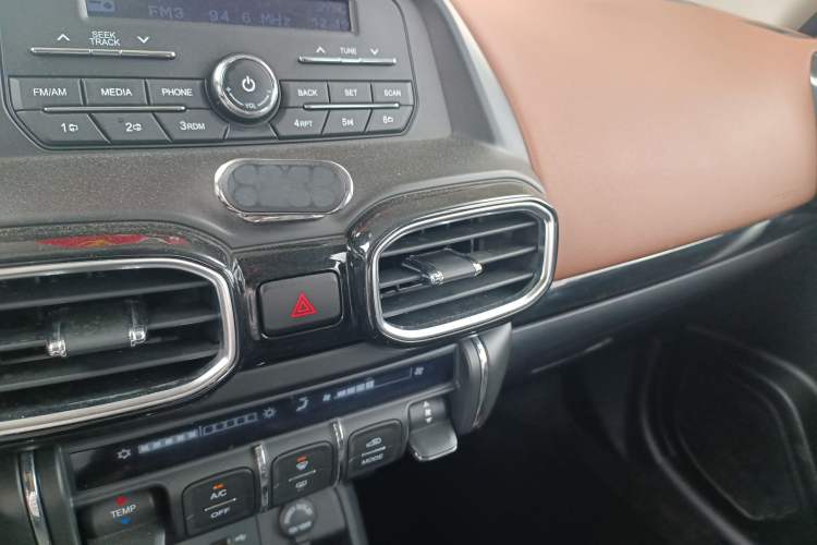 Used Dongfeng Aeolus AX4 2017 1.6L Manual Comfort Model Audio And AC Panel