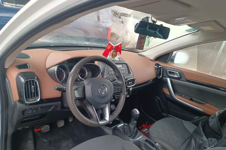 Used Dongfeng Aeolus AX4 2017 1.6L Manual Comfort Model Center Console