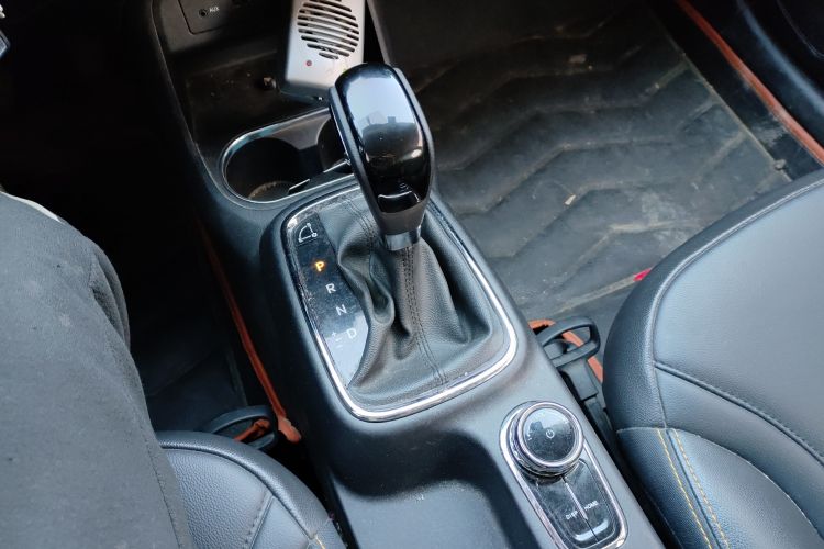 Used Dongfeng Aeolus AX4 2017 1.6L DCT Trendy Style Gear Lever