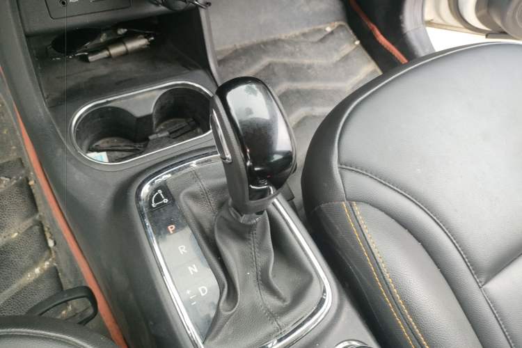 Used Dongfeng Aeolus AX4 2017 1.6L DCT Trendy Style Gear Lever