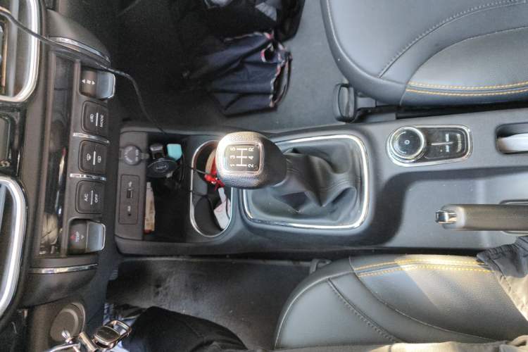 Used Dongfeng Aeolus AX4 2017 1.6L Manual ChaoShang Model Gear Lever