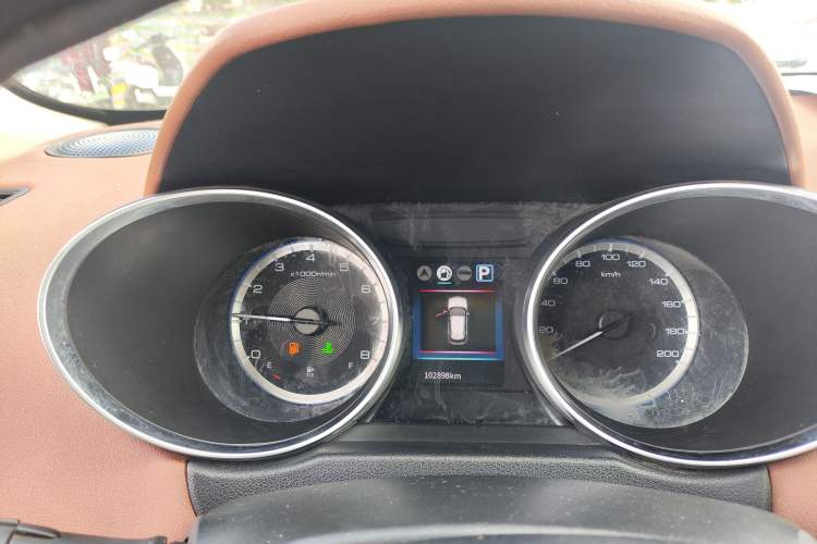 Used Dongfeng Aeolus AX4 2017 1.6L DCT Trendy Style Odometer Close Up