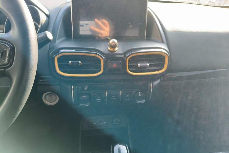 Used Dongfeng Aeolus AX4 2017 1.4T DCT Trendy Edition Audio And AC Panel