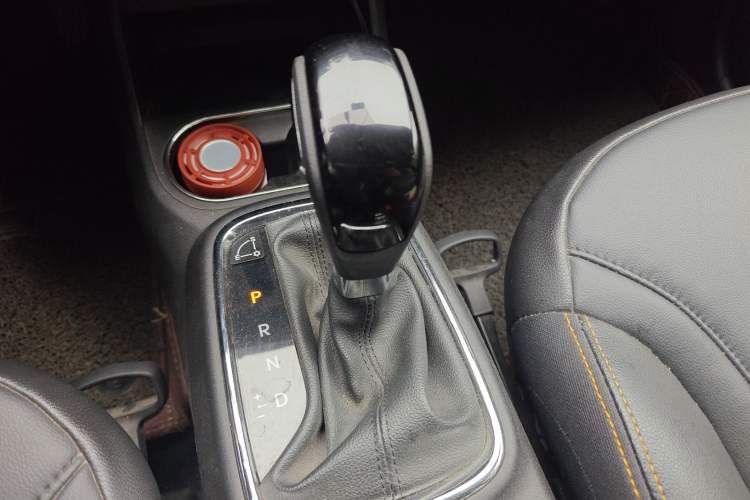 Used Dongfeng Aeolus AX4 2017 1.6L DCT Trendy Style Gear Lever