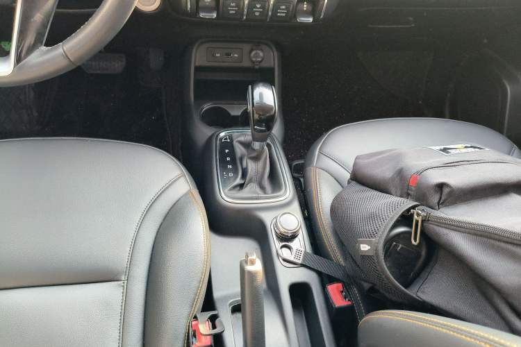 Used Dongfeng Aeolus AX4 2017 1.4T DCT Trendy Edition Gear Lever