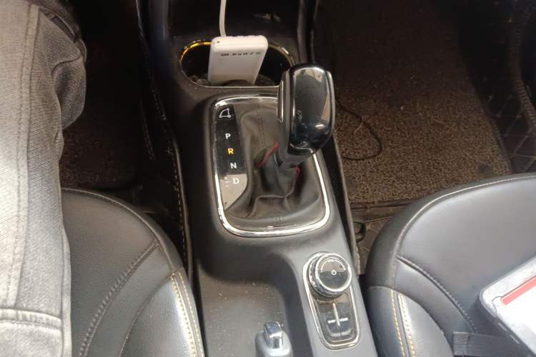 Used Dongfeng Aeolus AX4 2017 1.4T DCT Trendy & Stylish Model Gear Lever
