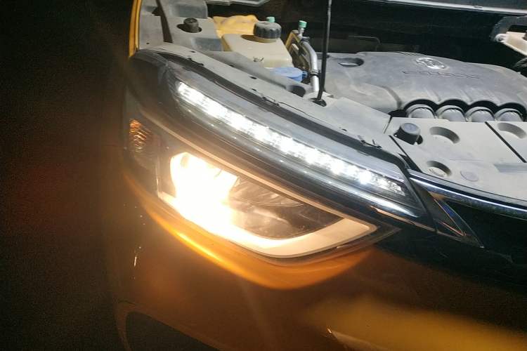 Used Dongfeng Aeolus AX4 2017 1.6L DCT Trendy Style Right Front Headlight