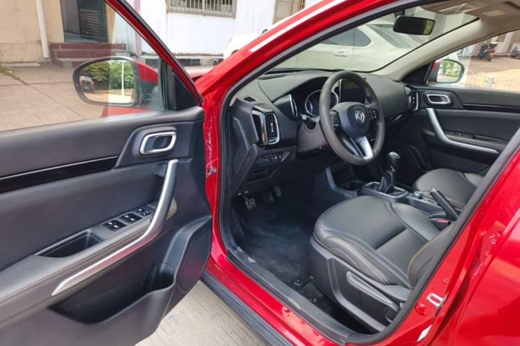 Used Dongfeng Aeolus AX4 2018 1.6L Manual Trendy Model with Sunroof Driver Seat