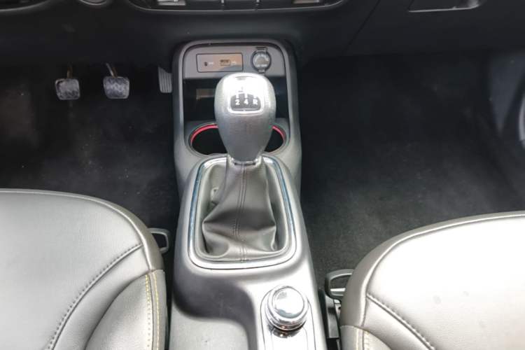 Used Dongfeng Aeolus AX4 2018 1.6L Manual Trendy Model with Sunroof Gear Lever