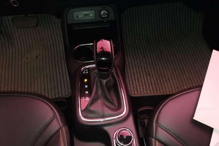 Used Dongfeng Aeolus AX4 2018 1.6L DCT Trendy & Stylish Model with Sunroof Gear Lever