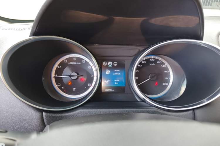 Used Dongfeng Aeolus AX4 2018 1.6L Manual Trendy Model with Sunroof Instrument Cluster