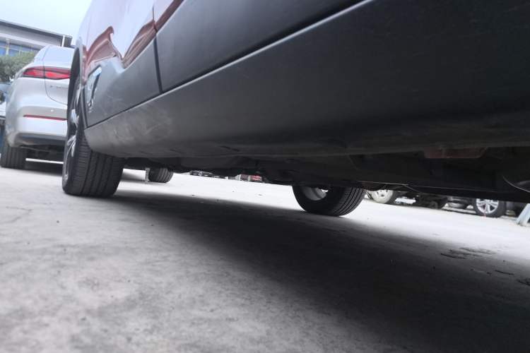 Used Dongfeng Aeolus AX4 2018 1.6L DCT Trendy & Stylish Model with Sunroof Left Side Sill