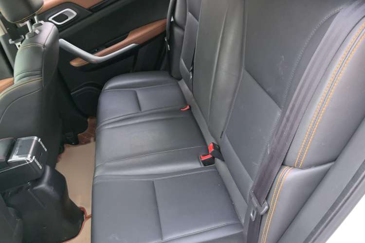 Used Dongfeng Aeolus AX4 2018 1.6L Manual Trendy Model with Sunroof Interior 1