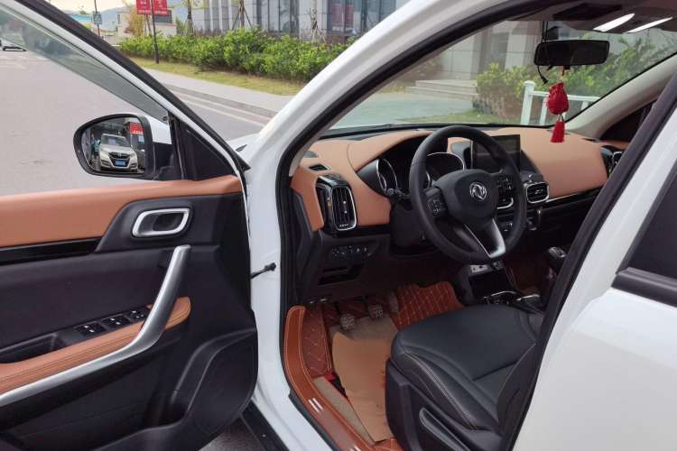 Used Dongfeng Aeolus AX4 2018 1.6L Manual Trendy Model with Sunroof Interior 2