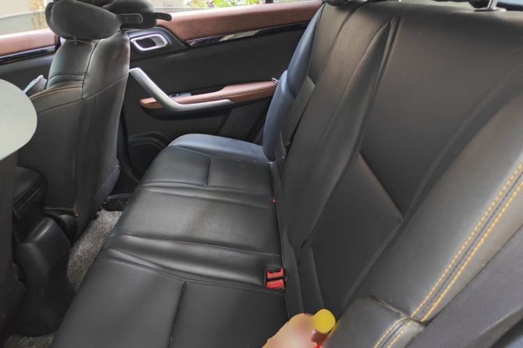 Used Dongfeng Aeolus AX4 2018 1.6L Manual Trendy Model with Sunroof Left Rear Seat