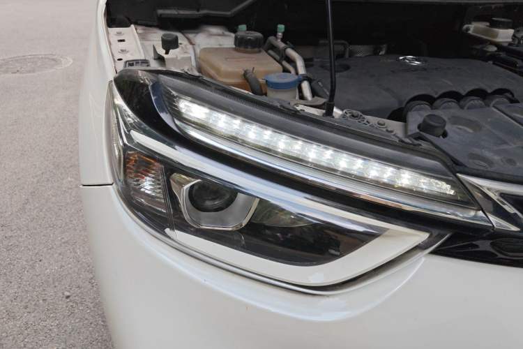 Used Dongfeng Aeolus AX4 2018 1.6L Manual Trendy Model with Sunroof Right Front Headlight